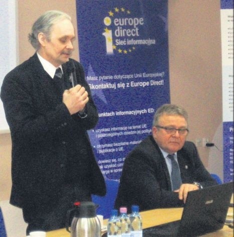 O unijnych pieniądzach mówił w Kołobrzegu dyrektor StowarzyszeniaEuroregion Pomerania Paweł Bartnik (z lewej). Siedzi prezydent JanuszGromek.