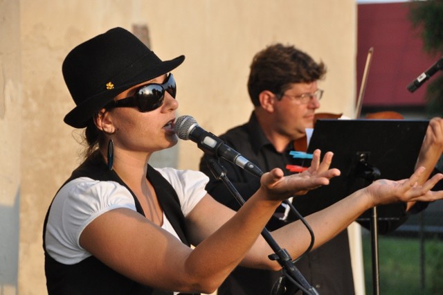 Formacja śpiewająca w języku jidisz wystąpiła w Orli na placu przed synagogą Koncert zorganizowało miejscowe kółko rolnicze na podstawie umowy z WOAK