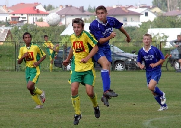 Juniorzy młodsi Siarki Tarnobrzeg - podobnie jak ich starsi koledzy - wygrali w Dębicy z tamtejszym Miejskim Klubem Sportowym 2:1.