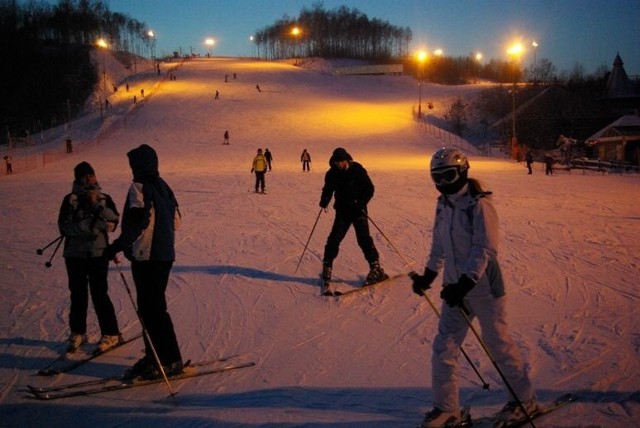 W sobotę pierwszego dnia sezonu w  Szwajcarii Bałtowskiej narciarze korzystali ze stoku do późnego wieczora.