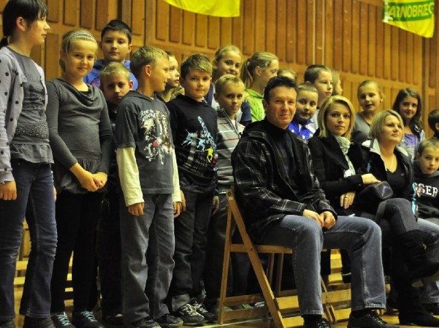 Uczniowie Szkoły Podstawowej numer 3 w Tarnobrzegu wraz ze swymi opiekunami obejrzeli sobotni mecz koszykarzy Siarki Jezioro Tarnobrzeg ze Śląskiem Wrocław, wygranym przez tarnobrzeską drużynę 77:76.
