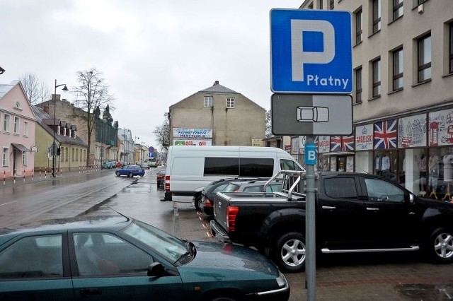 Parkingowy absurd przy ul. Warszawskiej 6 w białymstoku