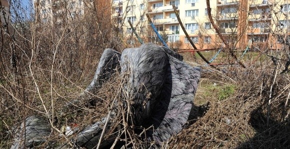 Spalone fotele, kanapy, butelki, szkło i zwykłe śmieci na miejscu, gdzie dawniej był plac zabaw dla dzieci.