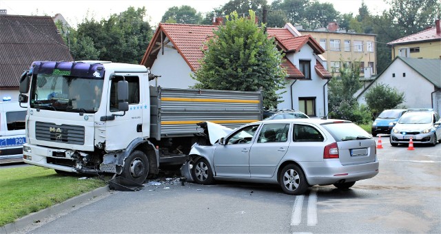 W Zatorze, na ulicy Krakowskiej, zderzył się samochód osobowy z ciężarówką