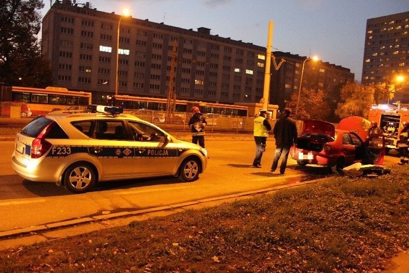 Na al. Politechniki zapalił się fiat siena. Kierowca zdołał uciec z płonącego pojazdu