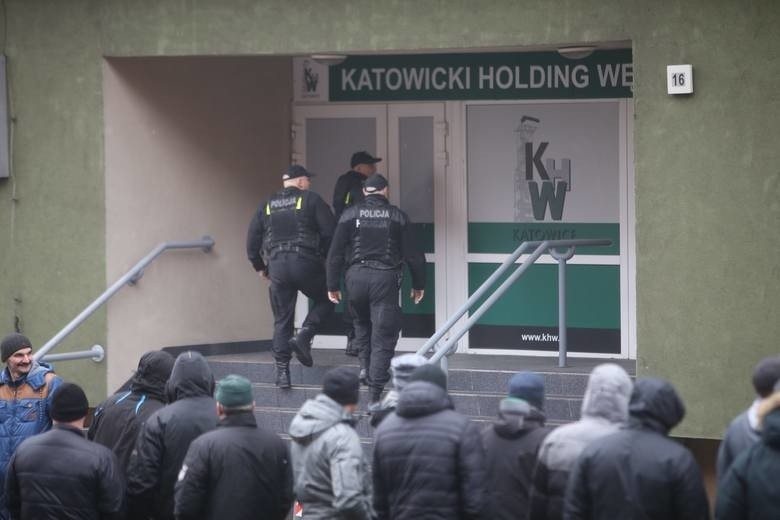 Policjanci z Komendy Miejskiej Policji w Katowicach prowadzą...