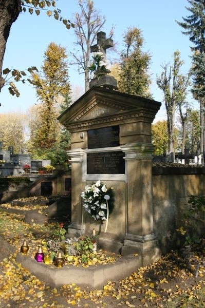 Cmentarz Komunalny Pobitno w RzeszowieTu spoczywa Ks. Józef Jalowy (1885 &#8211; 1971) &#8211; wychowawca mlodziezy i katecheta, budowniczy kościola pw. Chrystusa Króla.