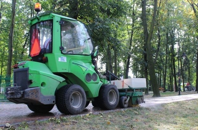 W parku Leśniczówka w Radomiu problem brudzących ptaków jest tak nasilony, że maszyna Zakładu Usług Komunalnych musi codziennie myć alejki, aby można było nimi w ogóle przejść.