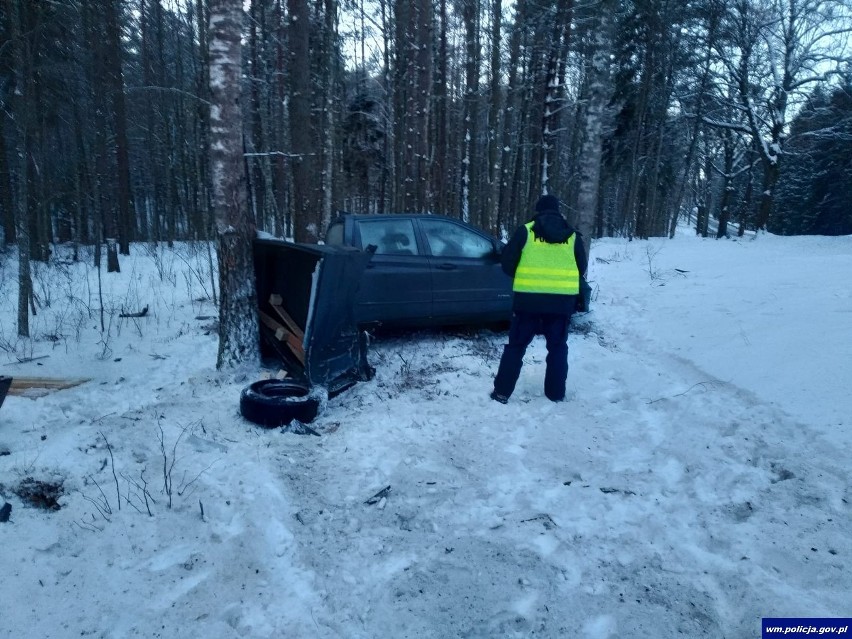 Auto uderzyło w drzewo i rozpadło się na pół