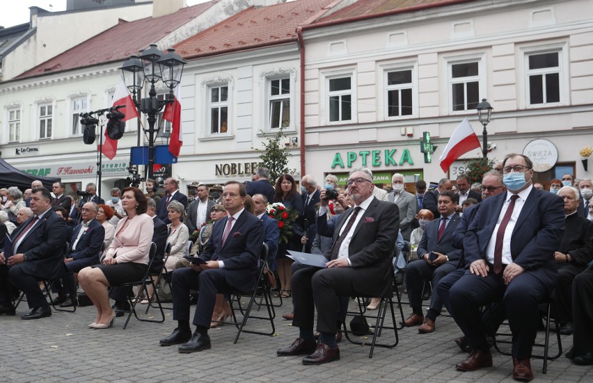 Obchody 40-lecia powstania NSZZ Solidarność przed krzyżem...