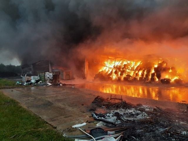Potężny pożar na terenie sortowni śmieci w Promniku. W akcji 21 zastępów, 80 strażaków. Apel do mieszańców. Zobaczcie zdjęcia i wideo