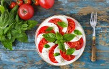 Wyśmienita sałatka caprese. Mozzarella z pomidorami w najlepszym wydaniu. Wypróbuj przepis na najbardziej znaną włoską sałatkę