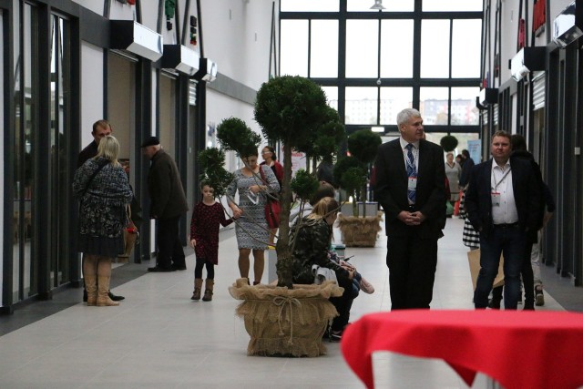 W sobotę została otwarta pierwsza hala w NCL, a w niej 32 sklepy z odzieżą, artykułami domowymi, warzywami i kosmetykami. To nie wszystko, warto wybrać się na zakupy i sprawdzić samemu.Jednak Nowe Centrum Lipna to nie tylko hala, a droga, most i parking. Stare targowisko już zniknęło, teraz zakupy można zrobić w komfortowych warunkach. Więcej o NCL w "Tygodniku Lipnowskim". Dlaczego warto nosić odblaski? Mówi Sławek Piotrowski.