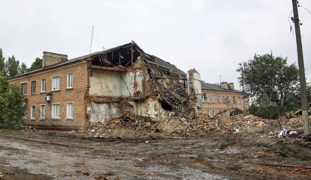 Od początku wojny Rosjanie ostrzeliwują cele cywilne na Ukrainie (na zdjęciu dom w Czuhujiwie niedaleko Charkowa)