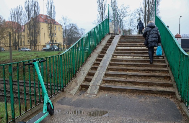 Schody na Garbatym Mostku od strony ulicy Chrobrego są mocno pokruszone