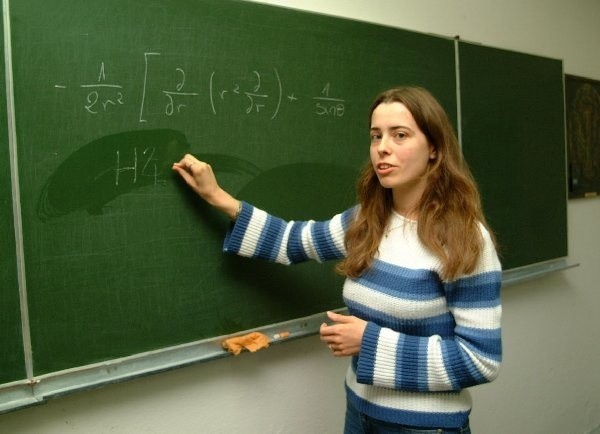 Wzór, który pisze na tablicy Agnieszka  Baranowska, to podstawowe dla mechaniki  kwantowej równanie Schrodingera. Chemia  kwantowa to dziedzina ściśle teoretyczna.