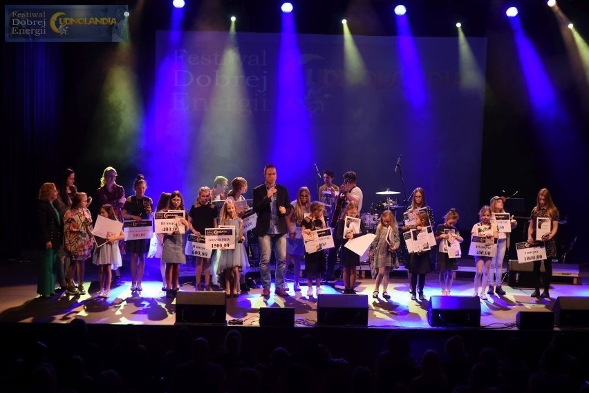 Młodzi, zdolni, kochają śpiewać - są tacy w gminie Topólka! Startują w konkursach, śpiewają i zdobywają nagrody