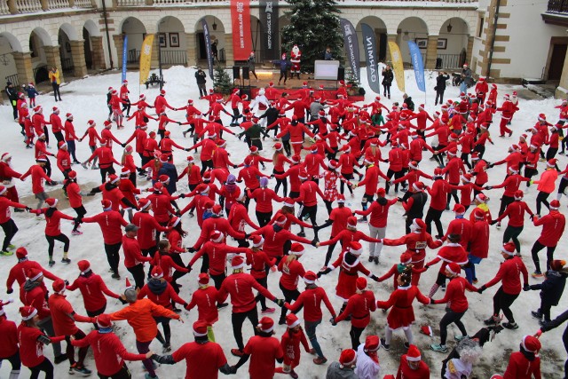 Na Zamku Królewskim w Niepołomicach stawiło się około 500 Mikołajów