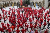 Bunt Mikołajów w Niepołomicach. Biegli ulicami miasta w widowiskowych strojach, czerwonych czapeczkach i koszulkach