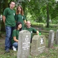 Jacob Schröder, Żaneta Grodkowska, Marlena Barwikowska i Markus Naser porządkowali groby żołnierzy w Białej Piskiej.