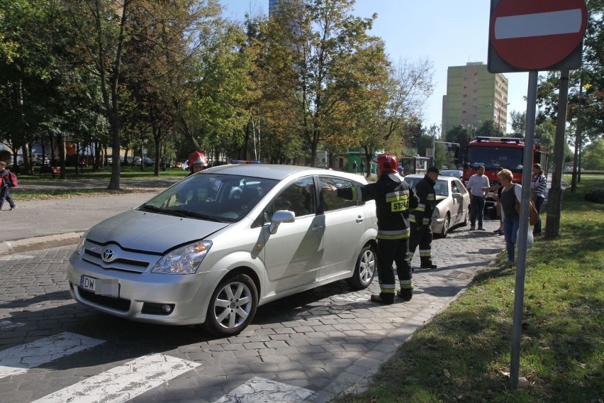 Wypadek na Zaporoskiej. Wyprzedzał przed przejściem [ZDJĘCIA]