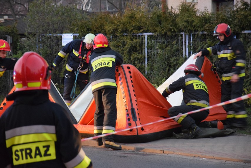 Mężczyzna siedział na dachu i rzucał dachówkami w strażaków. Akcja na Reja w Kędzierzynie-Koźlu