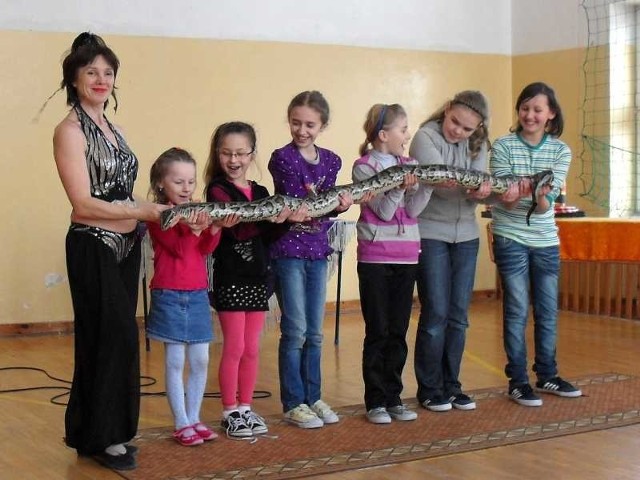 Dzieci mogły dotknąć wielkiego węza