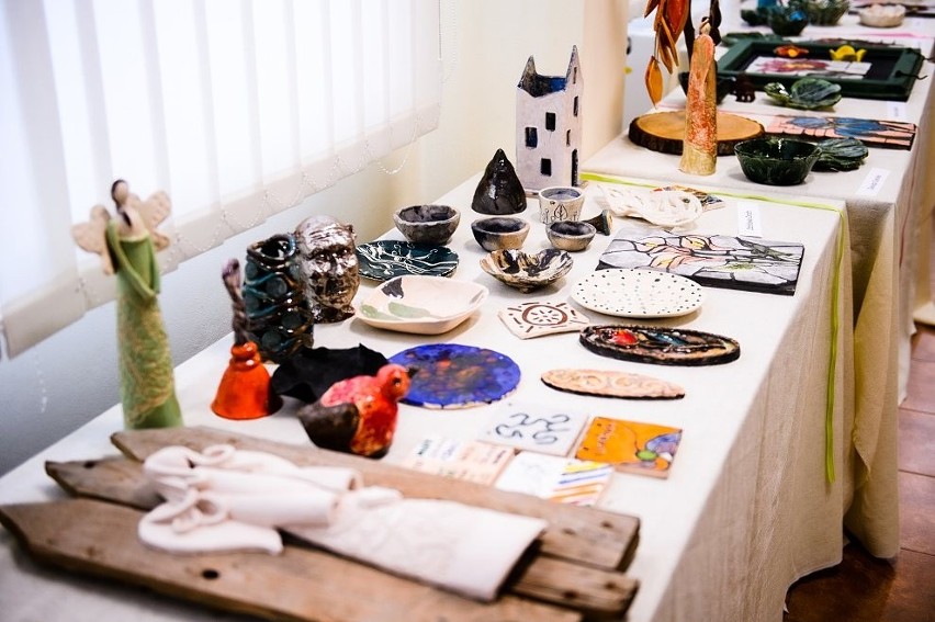 W pracowni ceramicznej przy Domu Kultury w Łoniowie powstały oryginalne przedmioty. Jest piękna wystawa! Zobacz zdjęcia