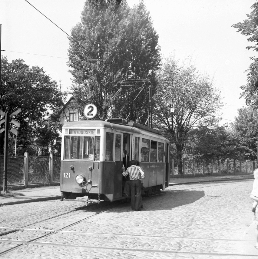 Tramwaj linii nr 2 na ulicy Rubinkowskiego, lata 70. XX...