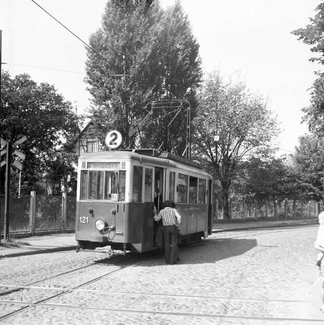 Tramwaj linii nr 2 na ulicy Rubinkowskiego, lata 70. XX wieku. Tor tramwajowy przecinał tu tor kolejowy prowadzący na teren Polmosu