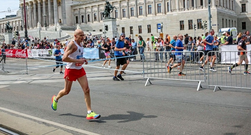 Paweł Dusza z Obrońcy Troszyn ze świetnym wynikiem w maratonie w Wiedniu. Zdjęcia