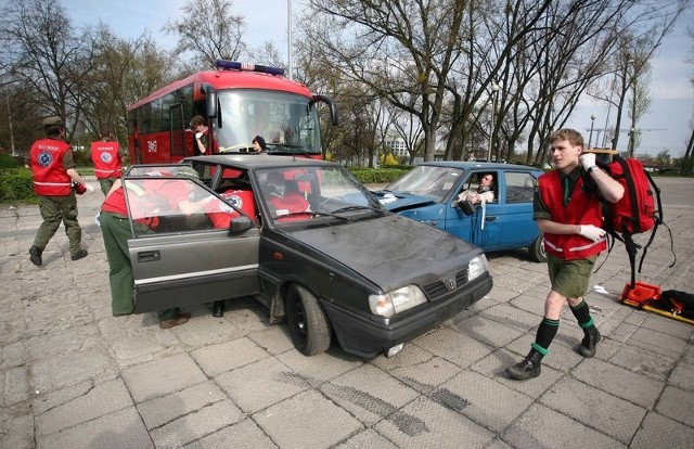 Dwa osobowe auta i autokar wiozący pasażerów zderzyły się. Harcerze z Związku Harcerstwa Rzeczypospolitej natychmiast ruszyli na ratunek.