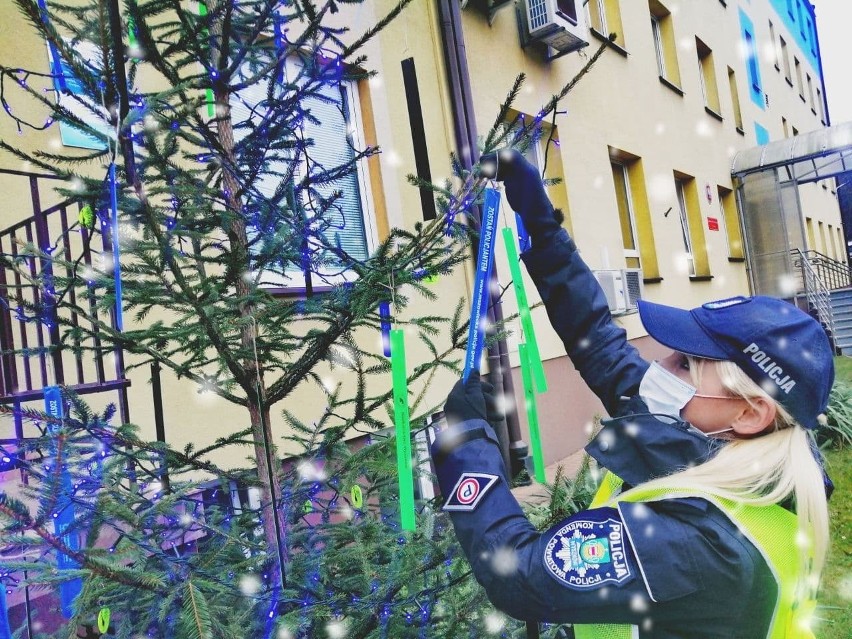 Odblaskowe choinki przed komendami policji są już w Ostrołęce, Ostrowi Mazowieckiej i Wyszkowie