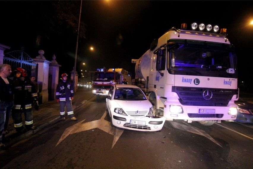 Wrocław: Wypadek na Wróblewskiego. Ciężarówka zderzyła się z autem osobowym (ZDJĘCIA)