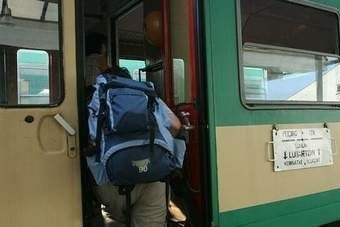 Po wypadku na torach pod Koszalinem pociągi zostały wstrzymane. Jednak w Szczecinie składy jeżdżą według rozkładu.
