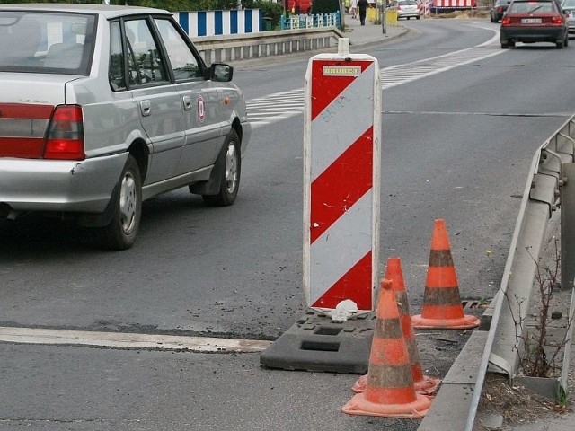 Obluzowana dylatacja na moście w Międzyrzeczu zagraża kierowcom i przechodniom.