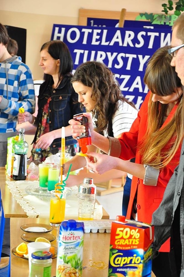 Uczniowie przygotowują soft drinki. W ramach Dnia Hotelarza i Turysty w &#8222;Konarskim&#8221; odbyły się liczne prezentacje.