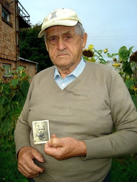 - Wojnę i mnie i mojej rodzinie udało się przeżyć, ale zdecydował o tym chyba cud &#8211; twierdzi Tadeusz Kłos, trzymając w ręku swoje zdjęcie z czasów przymusowej służby w formacjach Baumdienstu.