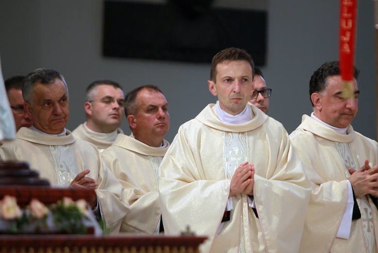 Natomiast proboszcz parafii w Płocku dostaje pensję w...