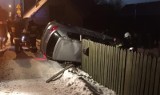 Wypadek w Broku. Auto wjechało w płot i dachowało. 21.1.2021. Zdjęcia