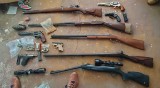 Bydgoszczanin miał na strychu 1400 sztuk amunicji i broni, a jego brat w domu sporą ilość narkotyków [zdjęcia, wideo]
