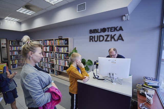 Odświeżona Biblioteka Rudzka wzbogaciła się o nowe wnętrza i półki pełne książek różnych gatunków