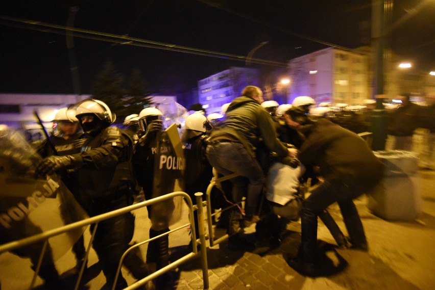 Protest w Sosnowcu po śmierci 23-latka przerodził się w...