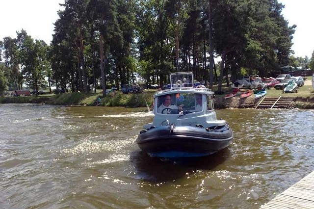 Zalew Siemianówka, policyjny patrol na motorówce przy plaży w Starym Dworze