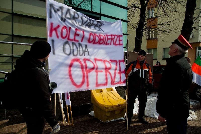 Przed Urzędem Marszałkowskim w piątek odbył się protest...