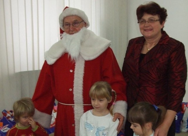 Danuta Umińska, prezes ZP TPD ze świętym Mikołajem i dziećmi obdarowanymi prezentami