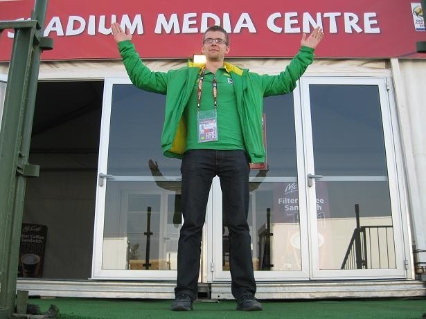 W dniach meczów na johannesburskim Soccer Stadium Marek Rybotycki spędza w centrum prasowym nawet po 12-13 godzin. Jest jednym z dwóch tysięcy wolontariuszy, zatrudnionych na tym największym mundialowym obiekcie.