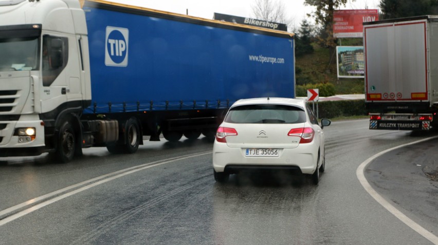 Policja i straż ostrzegają. Bardzo trudne warunki na drogach