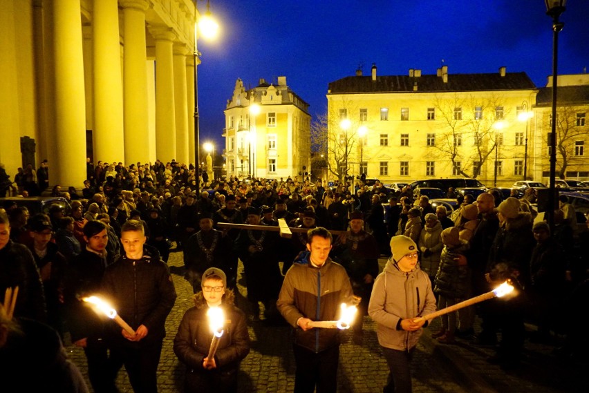 Lublin. W Wielki Piątek Droga Krzyżowa przeszła ulicami Starego Miasta. Zobacz zdjęcia