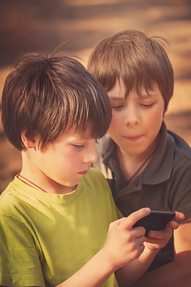 Kurator oświaty: rodzice powinni zabierać dzieciom na noc smartfony